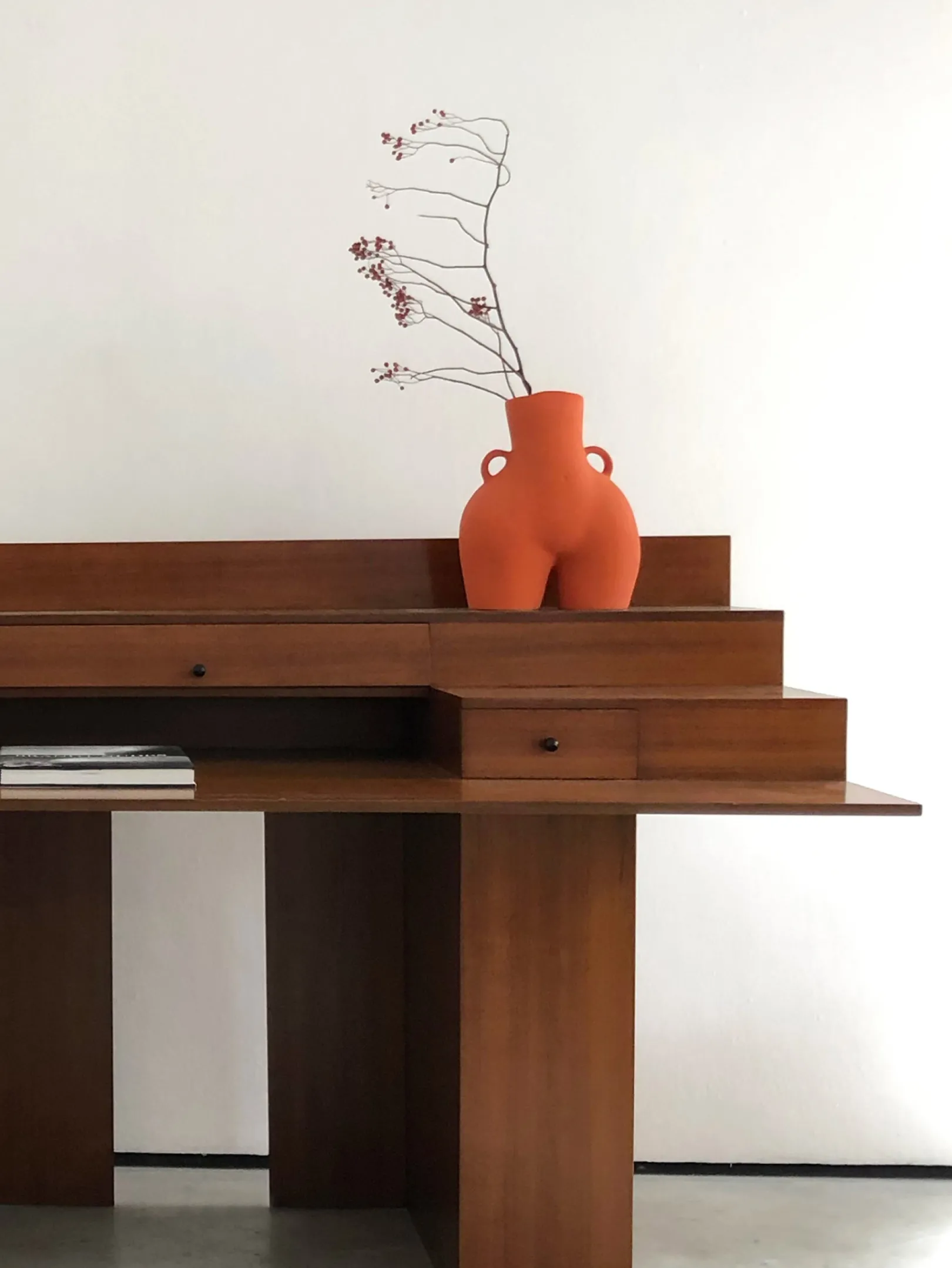 love_handles_vase_orange_1.webp Shop HOFF LOVE HANDLES VASE ORANGE